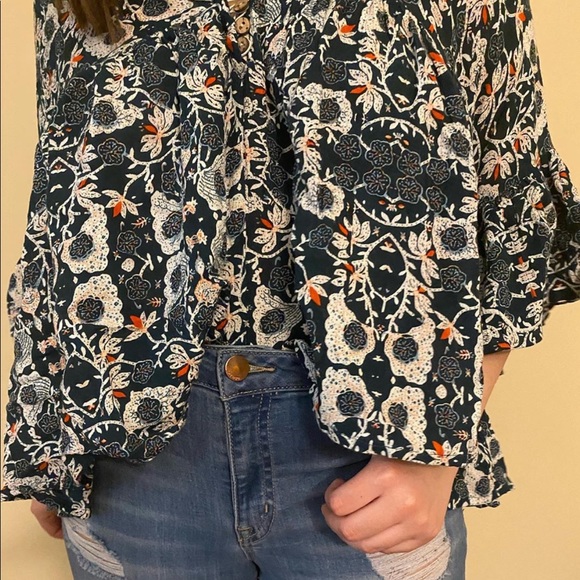 FLOWY cropped top v-neck - Picture 3 of 3